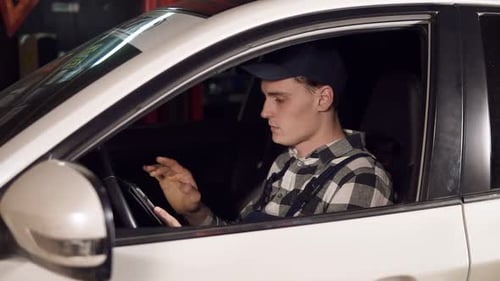 Vertreter des Autoreparaturdienstes verwenden ein digitales Tablet zur Analyse aller Hauptindikatoren des