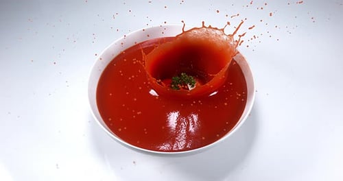 Tomate cerise, solanum lycopersicum, fruit tombant dans le jus de tomate, Ralenti 4K