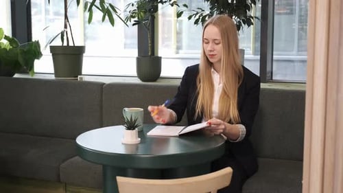 Jeune femme blonde travaille dans un café restaurant