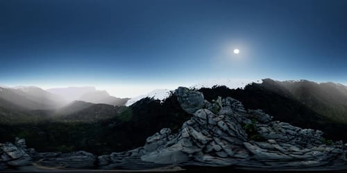 VR 360 Luftbildkamera bewegt sich über Felsen