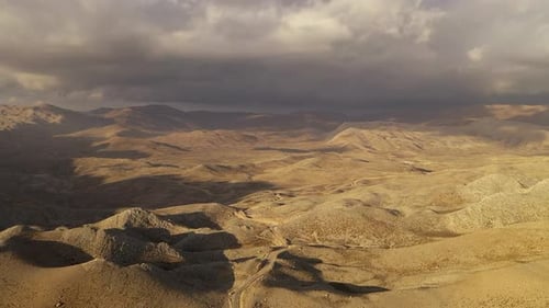 Le Drone vole au-dessus des nuages