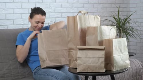 Weiblich mit Papierpaketen