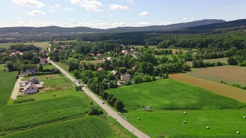 Vue aérienne du village près des montagnes