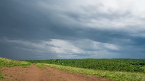 Zeitraffer. Gewitterwolken ziehen schnell über den Himmel über den sonnenverwöhnten Hügeln. Uhd 4K-Aufnahmen