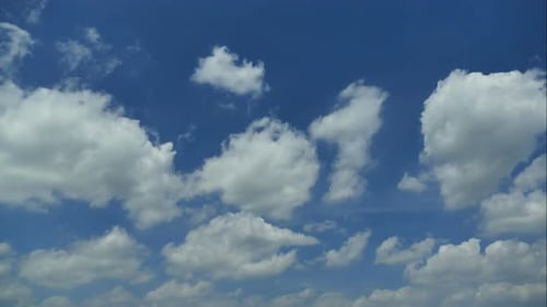 Zeitraffer einer weißen Wolke, die sich um den Himmelshintergrund bewegt