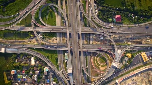 Vista aérea do intercâmbio rodoviário com tráfego urbano intenso acelerando na estrada