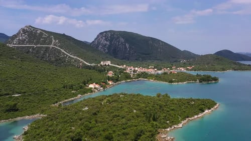 Luftaufnahme von Inseln auf See. Blaues Wasser und Inseln mit Bäumen.