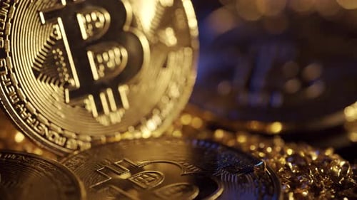 Les pièces Bitcoin dorées tournent sur un fond sombre