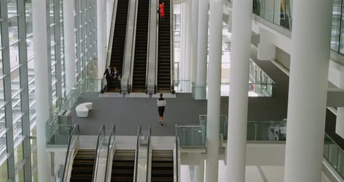 Gens d'affaires utilisant l'escalator