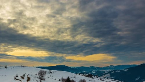 Montaña de invierno al atardecer, Timelapse