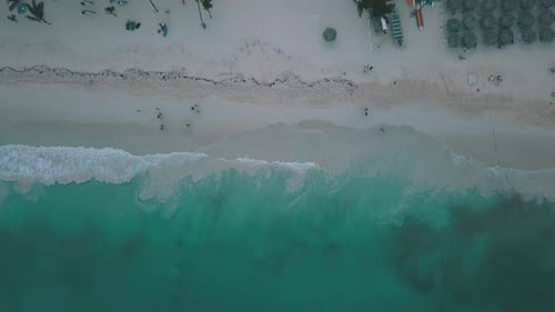 Beach Waves Drohnenaufnahme in zentraler Lage, 4k, 24 fps