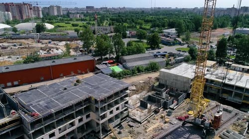 Imágenes de Zumbido de un sitio de construcción, un edificio sin terminar y una grúa sobre rieles