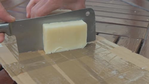 Découper en barres de savon maison à l'huile d'olive et à la noix
