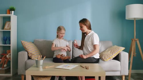 Maman enseigne les bases de l'hygiène aux petites filles