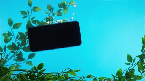 Teléfono inteligente que cae en el fondo del océano, primer plano, dispositivo impermeable que se hunde y arroja un teléfono móvil contra un