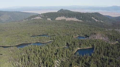 Schöne Zeitlupen-Luftaufnahme des Himmels, Seen, Wildnis, kleine Seen zwischen der Wildnis