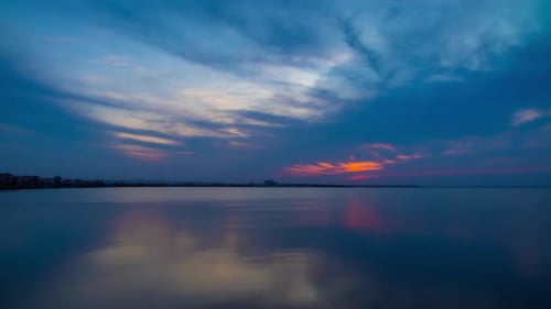 Blick auf die Reflexion im Schwarzen Meer vor dem Hintergrund des Himmels und des Sonnenuntergangs