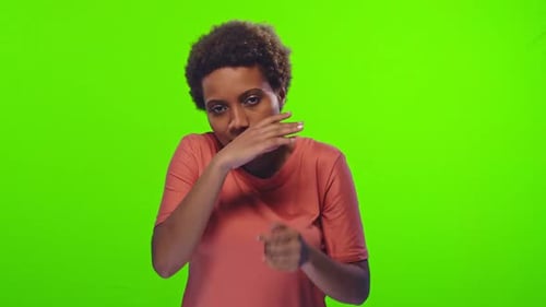 Ich bin verärgert Afrikanerin, die laufende Nase bläst, bekam kaltes Niesen bei Chroma Key