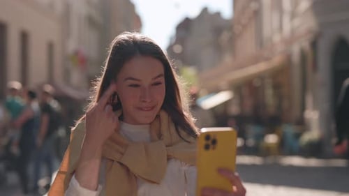 Mulher com perda auditiva usando telefone celular para videochamada