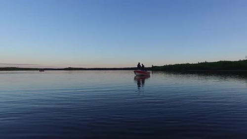 Männer angeln in einem Boot auf dem See