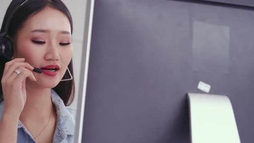 Kundenbetreuer oder Call Center mit Headset, der mit dem Kunden am Telefon spricht