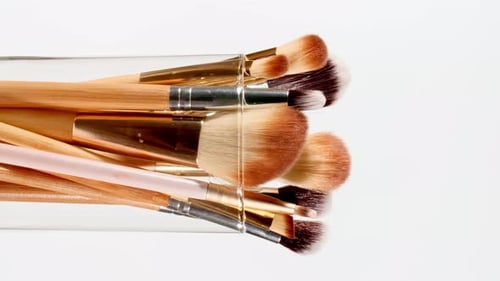 Rotation des pinceaux de maquillage sur fond blanc