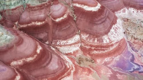 Luftaufnahmen über den gewellten glatten Sandsteinwänden des Red Color Canyon Hill