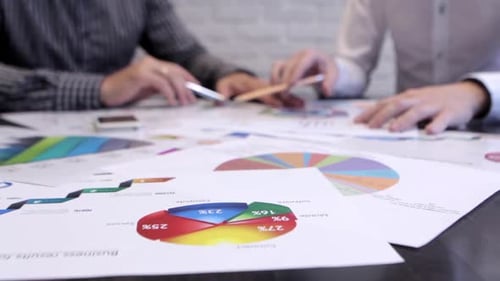 Geschäftspartner arbeiten zusammen