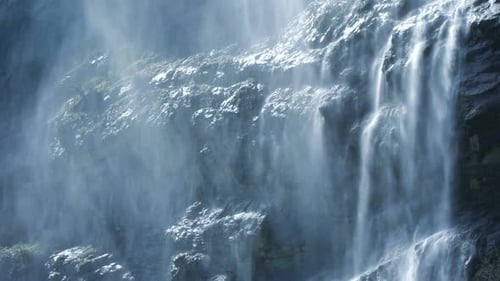 Frisches, sauberes Quellwasser fließt auf Stone Rocks Wasserfall