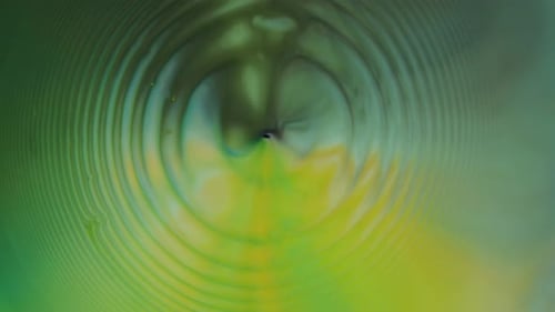 Des vagues de couleur verte divergent sur un arrière-plan en mouvement