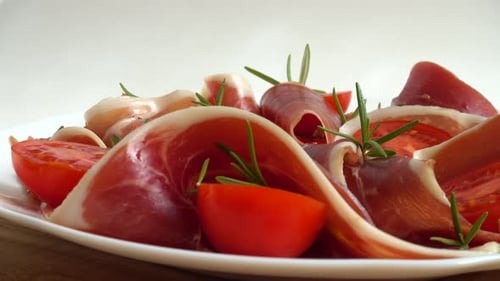 Jamon aux tomates et au romarin.