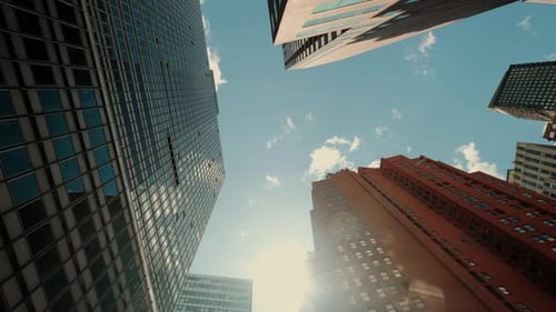 Blick von unten auf Pass By Mehrere Wolkenkratzer in einer friedlichen Stadt unter bewölktem Himmel an ruhigen Tagen