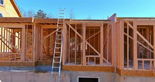 Vista exterior de una casa nueva en construcción