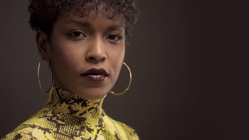 Femme afro-américaine métisse en robe jaune vif à imprimé python