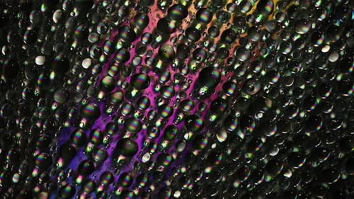 Gotas em uma superfície iridescente