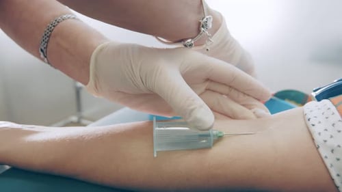 Krankenschwester durchbohrt Hand mit Nadel Nahaufnahme. Ein Laborant entnimmt eine Blutprobe für Antikörper