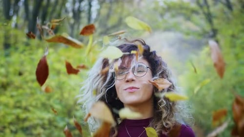 Bonne jeune touriste tournant dans le tunnel de l'amour avec des feuilles d'automne respirant de l'air frais