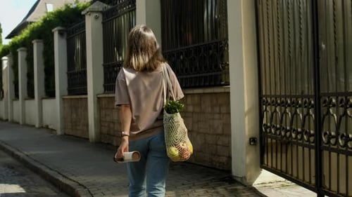 Concepto de consumo consciente. Mujer con bolsa de hilo ecológico