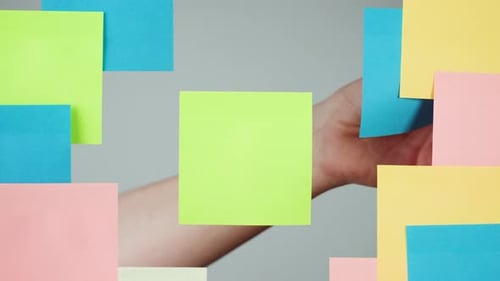 Etiqueta de nota em closeup de vidro transparente