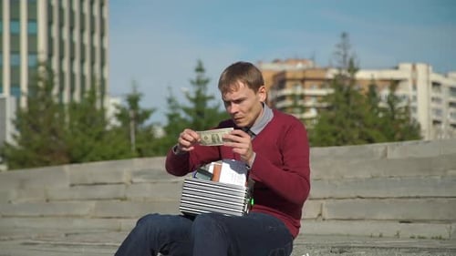 Un employé de bureau licencié demande une aide financière