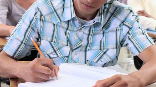 Estudiantes de secundaria sentados en el aula