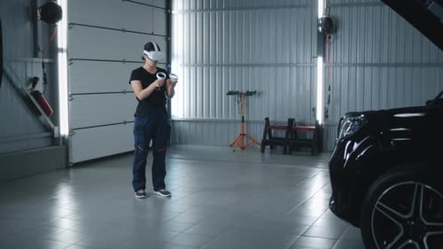 Arbeiterin im VR-Headset im Autoservice