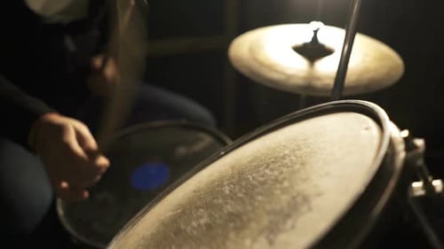 Musiker spielt Schlagzeug im Dark Clouded Studio