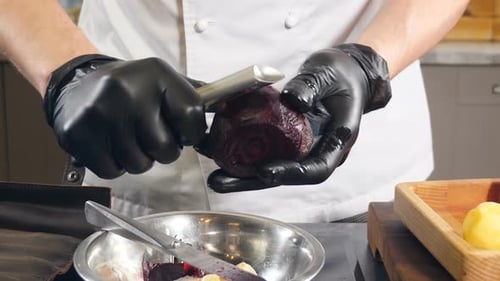 Chefkoch schält gekochte Rüben Nah
