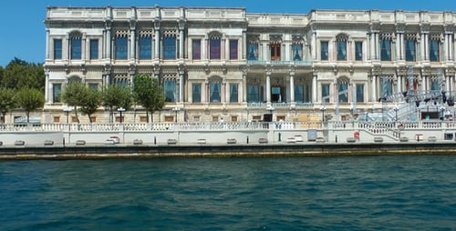 Bâtiment historique près de la mer 1