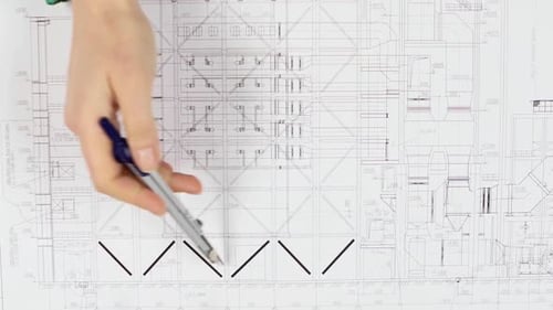 Designer corrige les erreurs commises dans les dessins dessinés. Gros plan