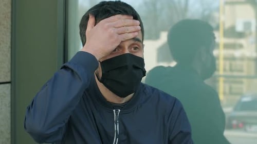 Un hombre con síntomas de coronavirus