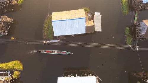 Kanutour durch den Kanal mit traditionellen Holzhäusern und anderen Schiffen