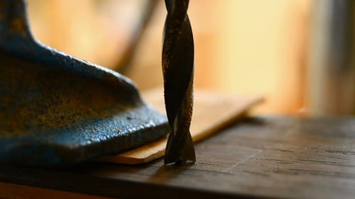 Perforar un trozo de madera