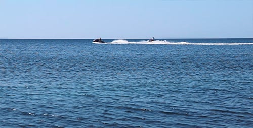 Scooters dans la mer
